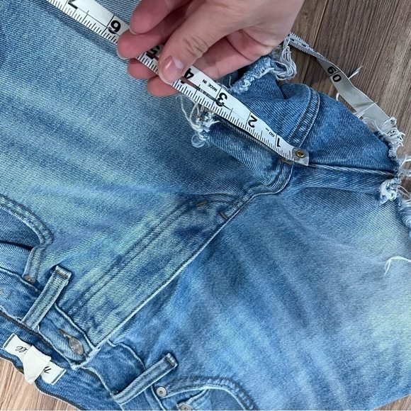 Madewell Relaxed Denim Shorts in Rosemount Wash: Destroyed Hem Edition - Picture 8 of 10